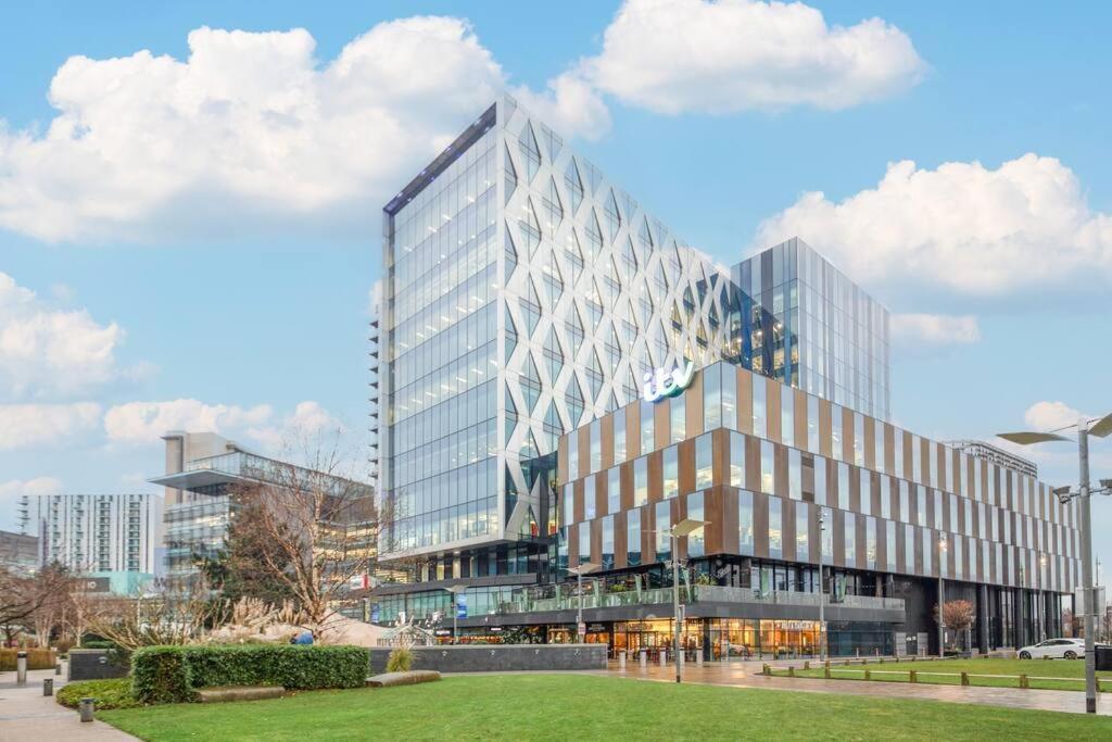 Stylish Mediacity 2Bed, Sleeps 6, Amazing Views Манчестър Екстериор снимка
