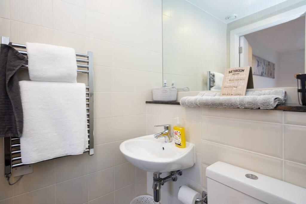 Stylish Mediacity 2Bed, Sleeps 6, Amazing Views Манчестър Екстериор снимка