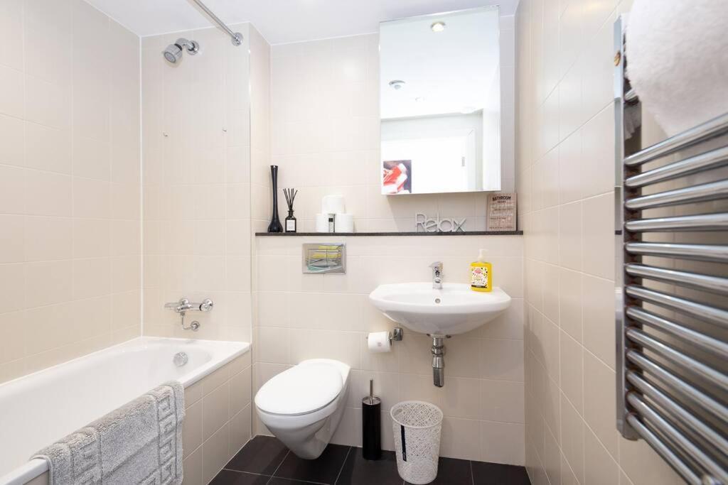 Stylish Mediacity 2Bed, Sleeps 6, Amazing Views Манчестър Екстериор снимка