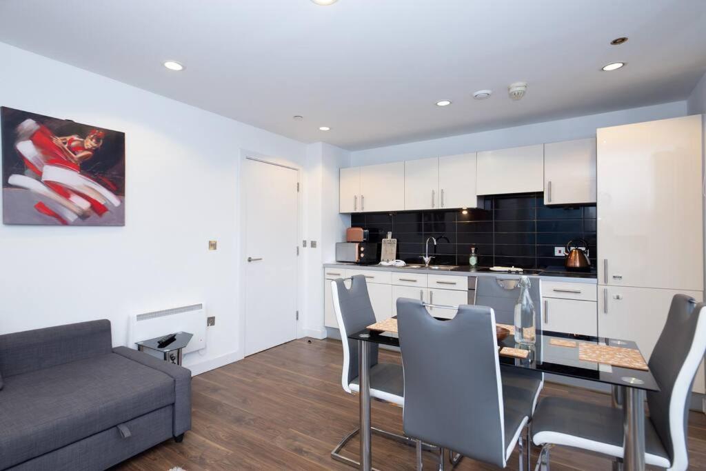 Stylish Mediacity 2Bed, Sleeps 6, Amazing Views Манчестър Екстериор снимка