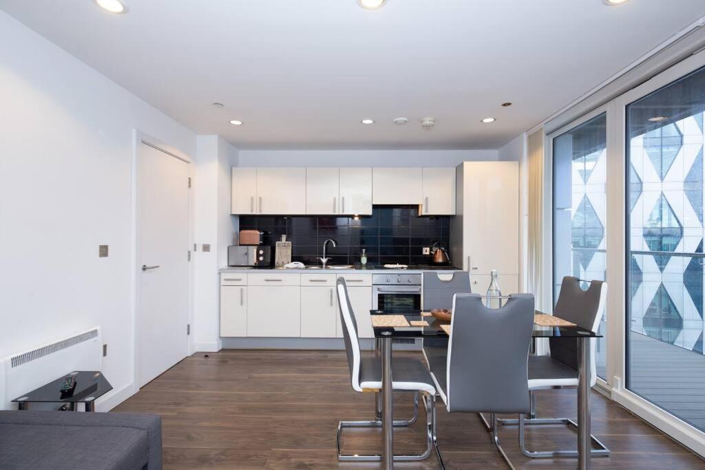 Stylish Mediacity 2Bed, Sleeps 6, Amazing Views Манчестър Екстериор снимка