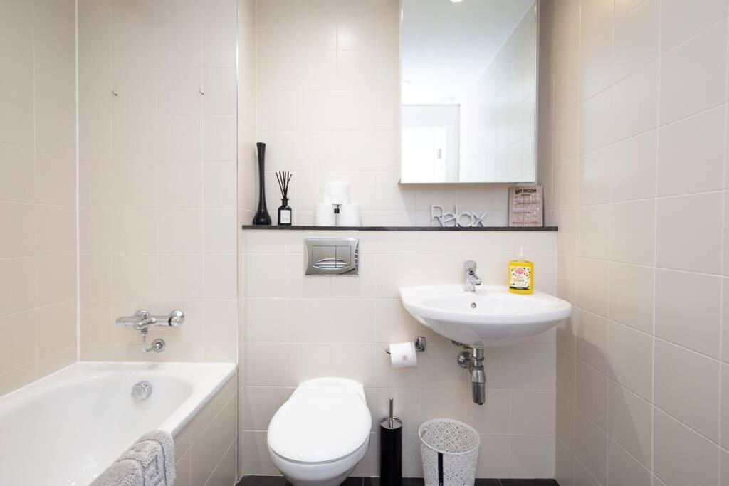 Stylish Mediacity 2Bed, Sleeps 6, Amazing Views Манчестър Екстериор снимка