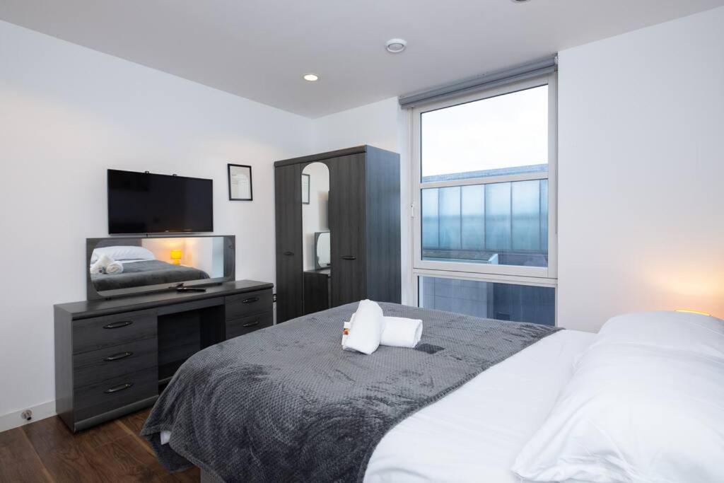 Stylish Mediacity 2Bed, Sleeps 6, Amazing Views Манчестър Екстериор снимка