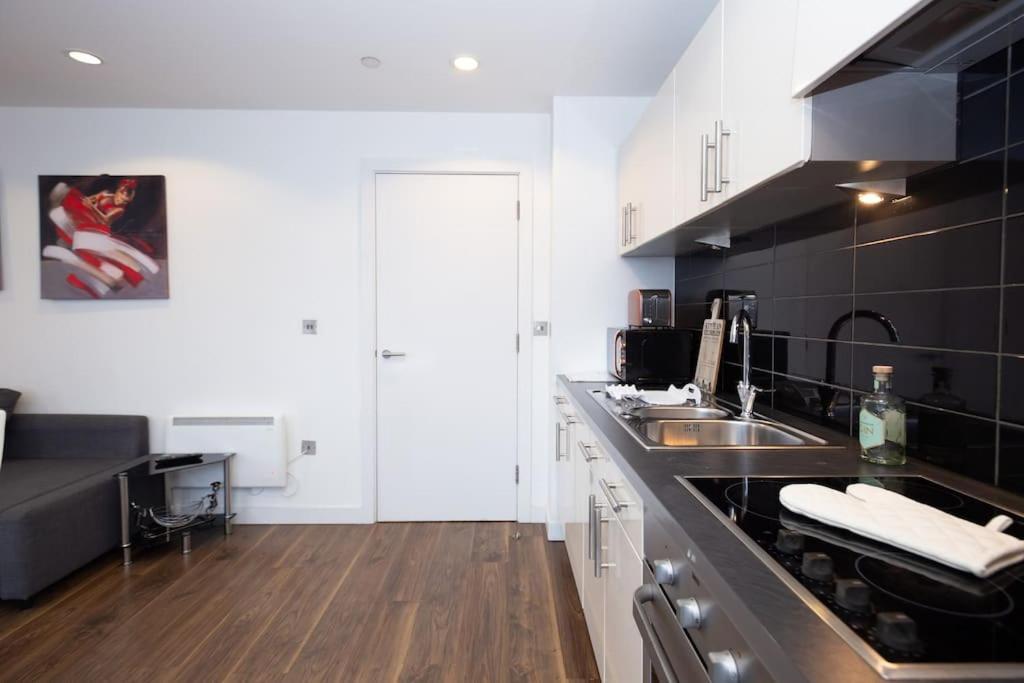 Stylish Mediacity 2Bed, Sleeps 6, Amazing Views Манчестър Екстериор снимка