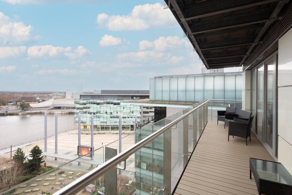Stylish Mediacity 2Bed, Sleeps 6, Amazing Views Манчестър Екстериор снимка