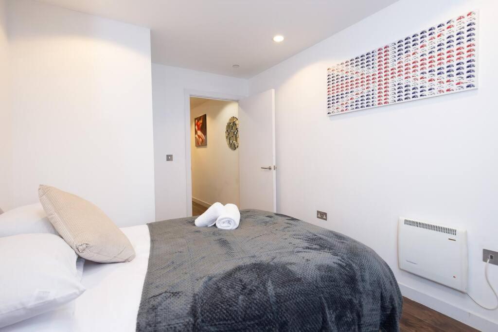 Stylish Mediacity 2Bed, Sleeps 6, Amazing Views Манчестър Екстериор снимка