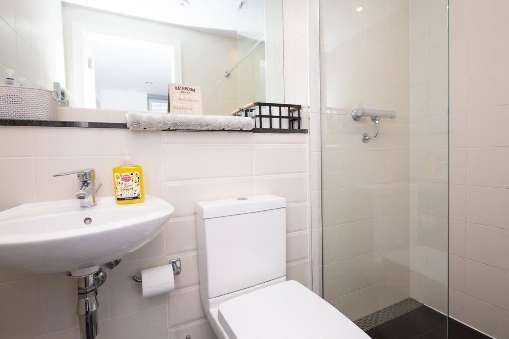Stylish Mediacity 2Bed, Sleeps 6, Amazing Views Манчестър Екстериор снимка