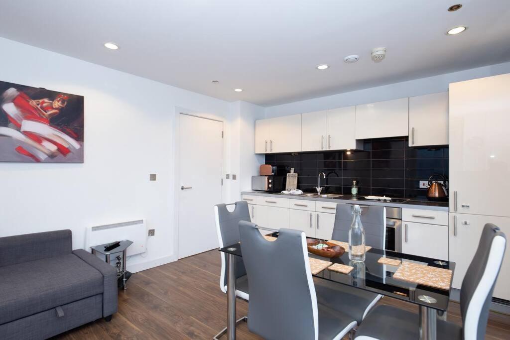 Stylish Mediacity 2Bed, Sleeps 6, Amazing Views Манчестър Екстериор снимка