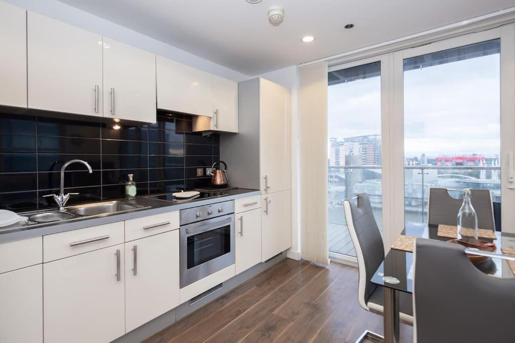 Stylish Mediacity 2Bed, Sleeps 6, Amazing Views Манчестър Екстериор снимка